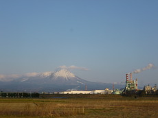 大山と工場